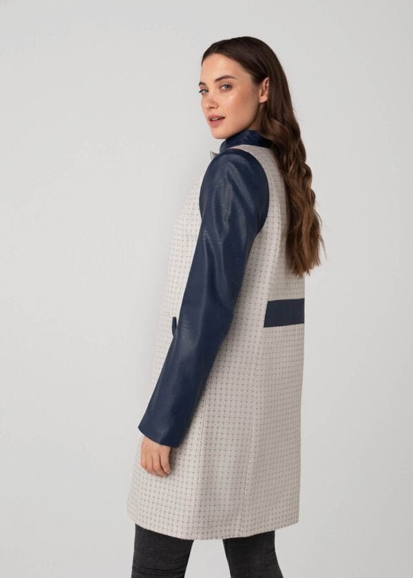 Stilingas paltas rudeniui internetu mėlynomis rankovėmis- Tauri Look